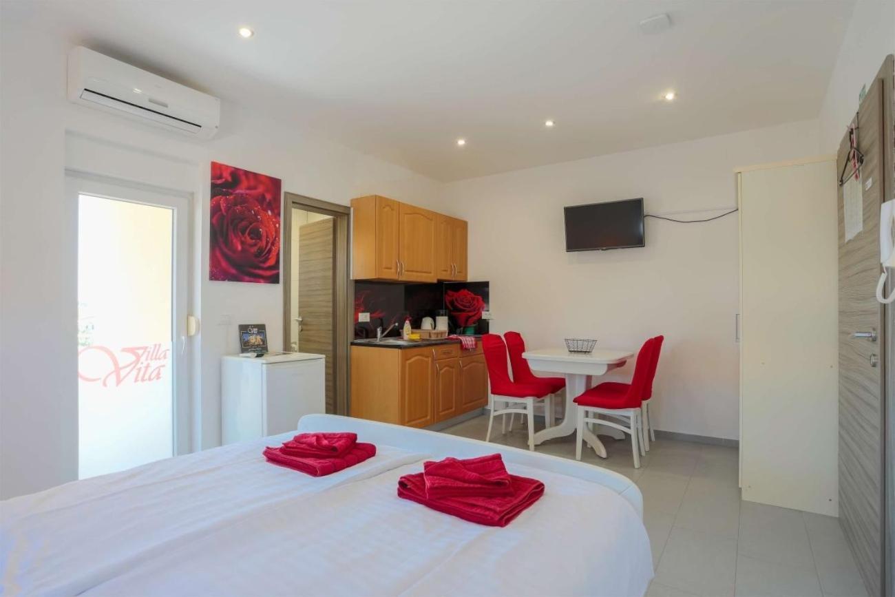 Villa Vita Apartments & Studios With Common Pool Valbandon Extérieur photo