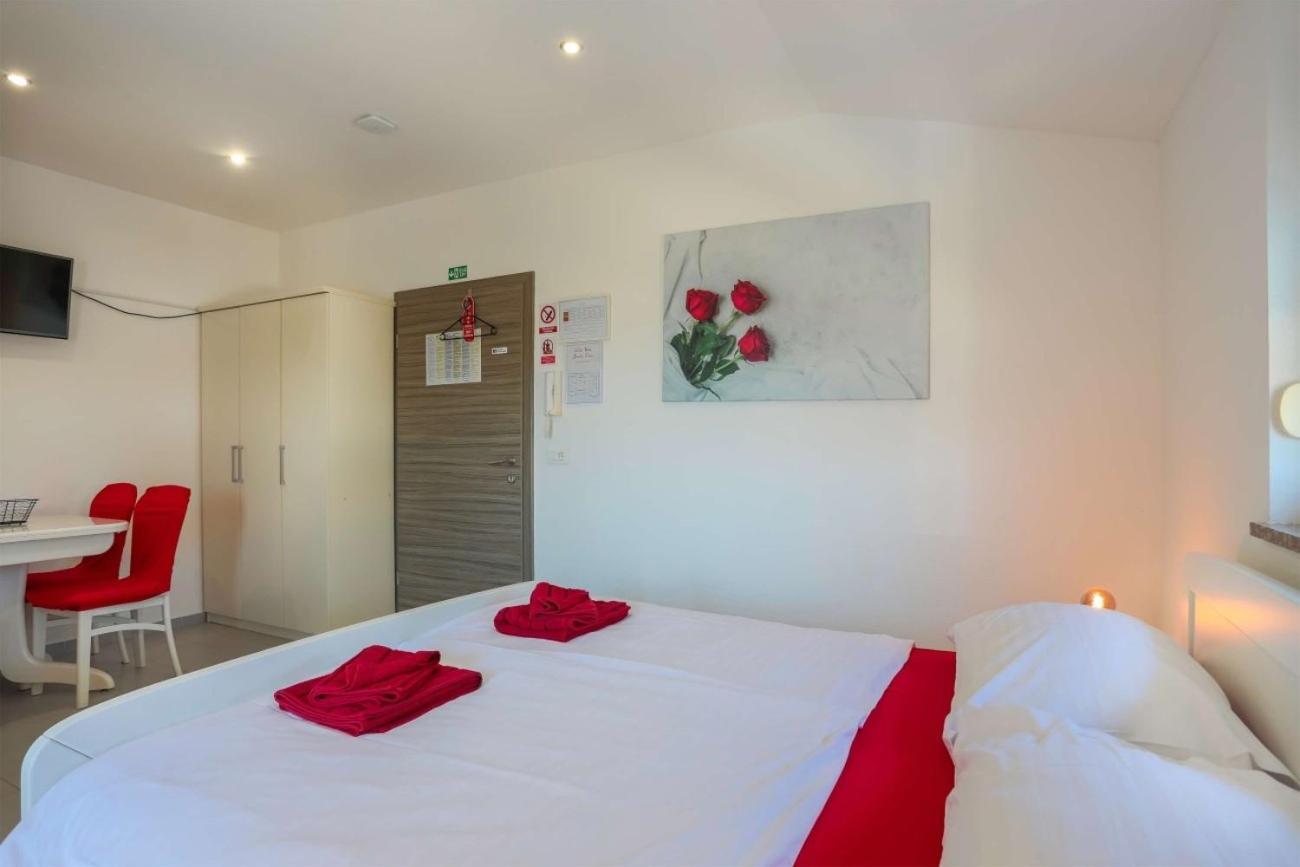 Villa Vita Apartments & Studios With Common Pool Valbandon Extérieur photo