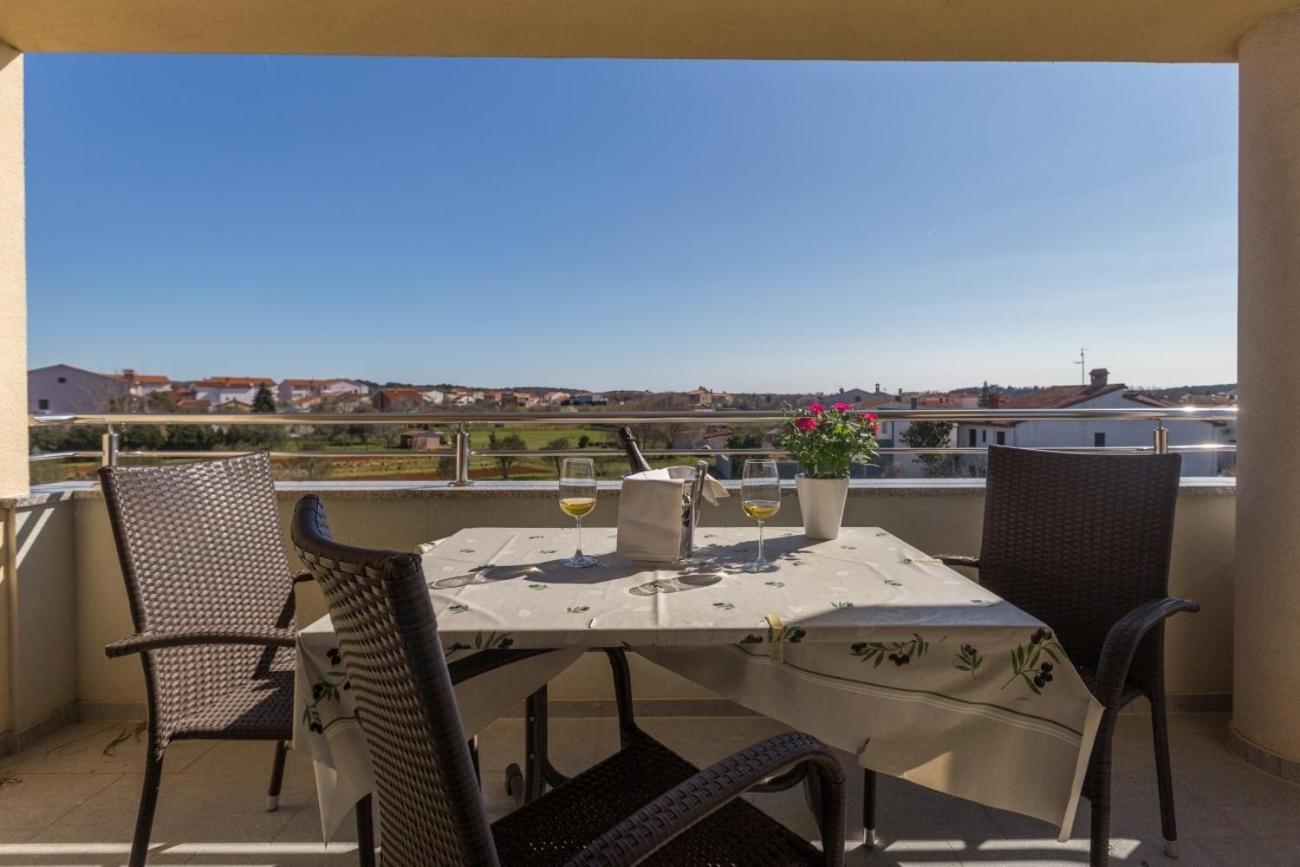 Villa Vita Apartments & Studios With Common Pool Valbandon Extérieur photo