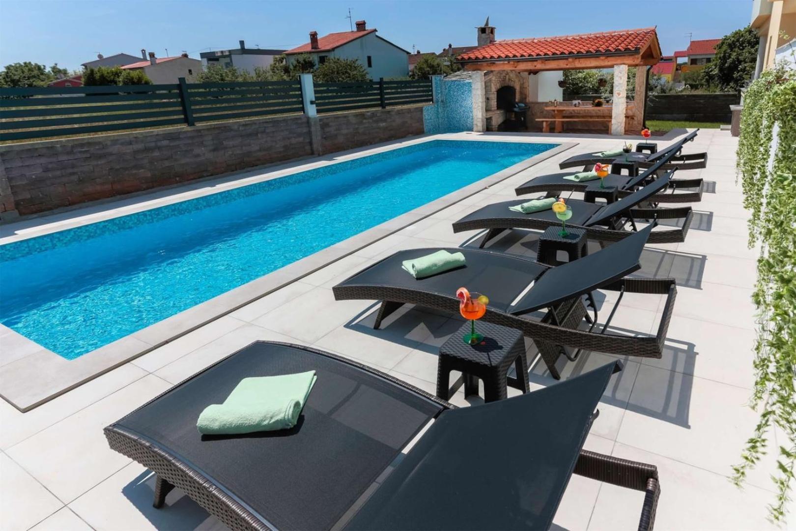 Villa Vita Apartments & Studios With Common Pool Valbandon Extérieur photo